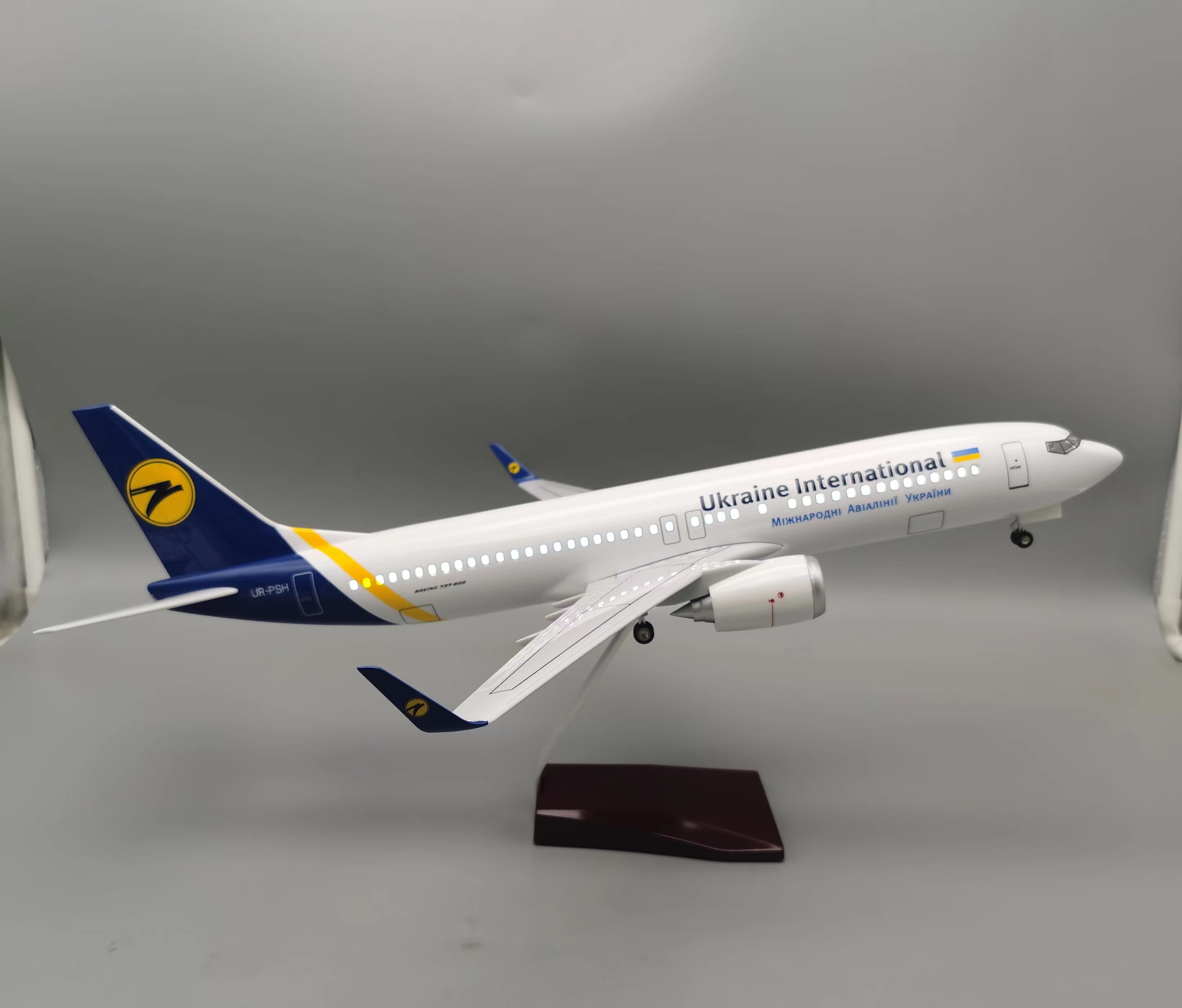 47cm Airplane Model B737-800 U - огляд і ціна Model Kit Ukraine